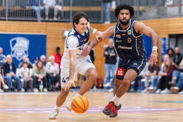 VfL Sparkassenstars Bochum vs. Eisbären Bremerhaven ** FOR EDITORIAL USE ONLY ** EDITORIAL USE ONLY ** p Conrad Klotz (Bochum), left: Treese Blunt (Bremerhaven), right: Basketball Barmer 2, Basketball Bundesliga, VfL Sparkassenstars Bochum vs. Eisbären Bremerhaven on October 2, 2026, in Bochum. Copyright JonasxRichter Copyright: JonasxRichter doc87ux261mz7an8rjub7c ,EDITORIAL USE ONLY Copyright: JonasxRichter