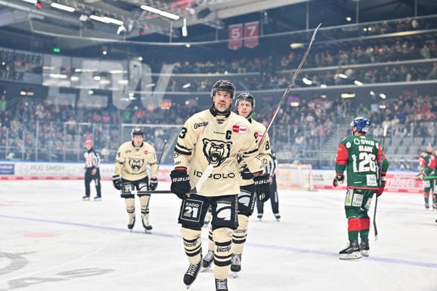 Penny DEL: Augsburger Panther vs. Grizzlys Wolfsburg, October 2, 2026, AUGSBURG, GERMANY OCTOBER 2 Cheers from the visiting fans after Spencer MACHACEK scored the 1–1 goal for the Grizzlys Wolfsburg 93 Goal Scorer Joy Happy during the Penny DEL match between the Augsburger Panther and the Grizzlys Wolfsburg on Matchday 5 at the Curt Frenzel Stadium Copyright: xBEAUTIFULxSPORTS Goldbergx