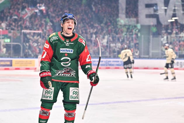 Penny DEL: Augsburger Panther vs. Grizzlys Wolfsburg, October 2, 2026, AUGSBURG, GERMANY OCTOBER 2 The Panthers celebrate after Kyle MAYHEW scores to make it 2–1. Augsburger Panther 27 Goal Scorer Joy Happy during the Penny DEL match between the Augsburger Panther and the Grizzlys Wolfsburg on Matchday 5 at the Curt Frenzel Stadium Copyright: xBEAUTIFULxSPORTS Goldbergx