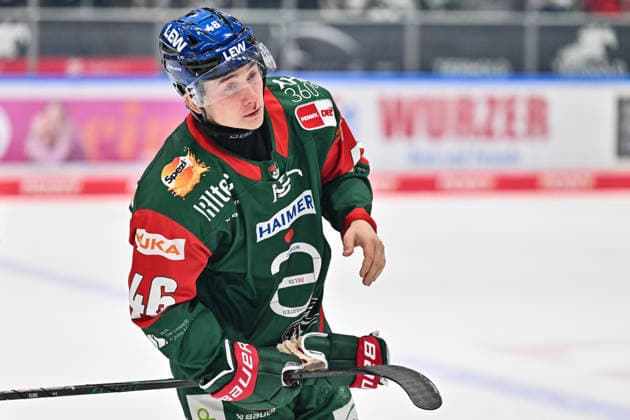 Penny DEL: Augsburger Panther vs. Grizzlys Wolfsburg, October 2, 2026, AUGSBURG, GERMANY OCTOBER 2: Moritz ELIAS of the Augsburger Panther (No. 46), who was hit in the face, leaves the ice injured during the Penny DEL game between the Augsburger Panther and the Grizzlys Wolfsburg on Matchday 5 at Curt Frenzel Stadium Copyright: xBEAUTIFULxSPORTS Goldbergx