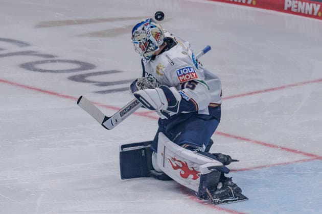 PENNY DEL Löwen Frankfurt vs. Eisbären Berlin, October 2, 2026 Jonas Neffin (Eisbären Berlin) 75 blocks a puck, Löwen Frankfurt vs. Eisbären Berlin, Frankfurt, NIX Ice Arena, October 2, 2026 Copyright: xBEAUTIFULxSPORTS Gawlikx