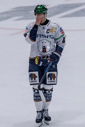 PENNY DEL Löwen Frankfurt vs. Eisbären Berlin, October 2, 2026 Kai Wissmann (Eisbären Berlin, No. 6) covers his face with his hand, Löwen Frankfurt vs. Eisbären Berlin, Frankfurt, NIX Ice Arena, October 2, 2026 Copyright: xBEAUTIFULxSPORTS Gawlikx