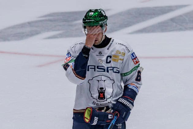 PENNY DEL Löwen Frankfurt vs. Eisbären Berlin, October 2, 2026 Kai Wissmann (Eisbären Berlin, No. 6) covers his face with his hand, Löwen Frankfurt vs. Eisbären Berlin, Frankfurt, NIX Ice Arena, October 2, 2026 Copyright: xBEAUTIFULxSPORTS Gawlikx