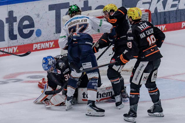 PENNY DEL Löwen Frankfurt vs. Eisbären Berlin, October 2, 2026 Adam Scheel (Löwen Frankfurt, 31) secures the puck in front of Eric Hördler (Eisbären Berlin, 77), Löwen Frankfurt vs. Eisbären Berlin, Frankfurt, NIX Ice Arena, October 2, 2026 Copyright: xBEAUTIFULxSPORTS Gawlikx