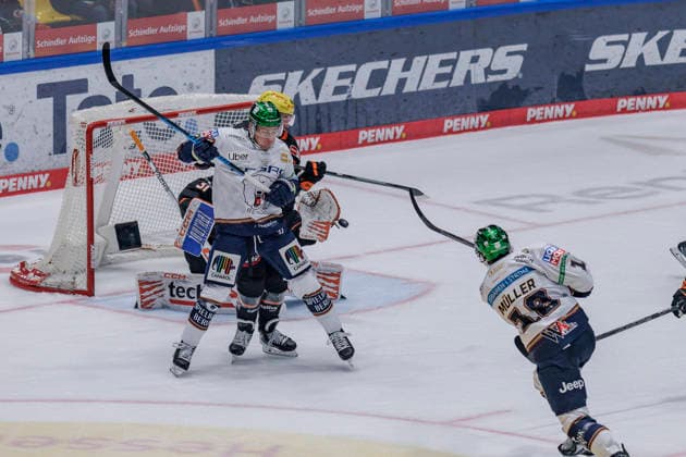 PENNY DEL Löwen Frankfurt vs. Eisbären Berlin, October 2, 2026 Jonas Müller of Eisbären Berlin (No. 18) shoots the puck toward the goal, f31 holds out his glove, and Leonhard Pföderl (Eisbären Berlin, 93) and Maksim Matushkin (Löwen Frankfurt, 52) battle for the puck in front of the net; Löwen Frankfurt vs. Eisbären Berlin, Frankfurt, NIX Ice Arena, October 2, 2026 Copyright: xBEAUTIFULxSPORTS Gawlikx