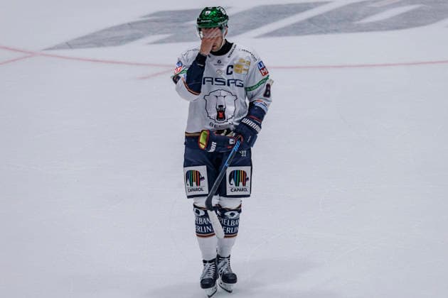 PENNY DEL Löwen Frankfurt vs. Eisbären Berlin, October 2, 2026 Kai Wissmann of Eisbären Berlin (No. 6) covers his face with his hand, Löwen Frankfurt vs. Eisbären Berlin, Frankfurt, NIX Ice Arena, October 2, 2026 Copyright: xBEAUTIFULxSPORTS Gawlikx