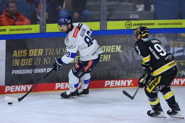 Ice Hockey: Penny DEL, Matchday 5—Krefeld Pinguine vs. ERC Ingolstadt on October 2, 2026, at the Yayla Arena in Krefeld. Austen Keating (Ingolstadt), on the left, Adam Payerl (Krefeld); on the right, In accordance with the regulations of the DEL (German Ice Hockey League), the publication and further use of the footage in electronic media and on devices of any kind during the game is not permitted. xRx