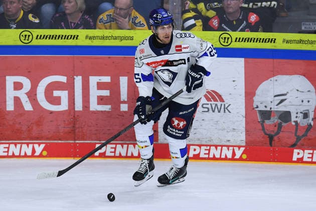 Ice Hockey: DEL Matchday 5—Krefeld Pinguine vs. ERC Ingolstadt on October 2, 2026, at the Yayla Arena in Krefeld. Leon Hüttl, Ingolstadt. In accordance with the guidelines of the DEL (German Ice Hockey League), the publication and further use of the footage in electronic media and devices of any kind is not permitted while the game is in progress xRx