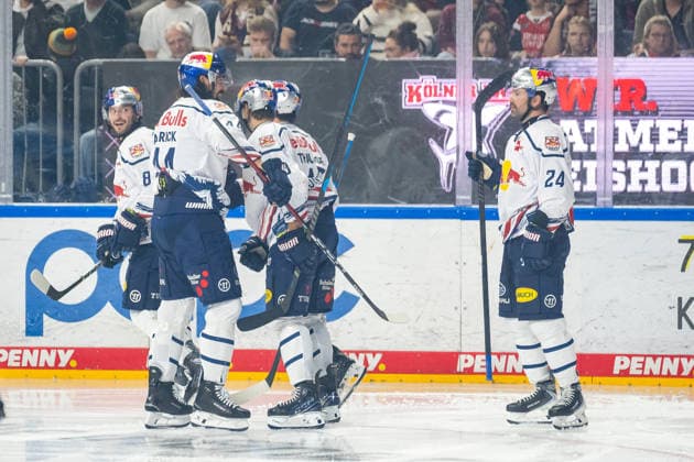 The Munich players celebrate the goal that made the score 3–1 in the game between the Koelner Haie and EHC Red Bull Munich, ice hockey, Penny DEL, Matchday 5, 2026–2027 season, October 2, 2026, Cologne Sharks vs. EHC Red Bull Munich, Ice Hockey, Penny DEL, Matchday 5, 2026–2027 Season, October 2, 2026, Cologne Copyright: xEibner-Pressefoto ThomasxHaeslerx EP_THR