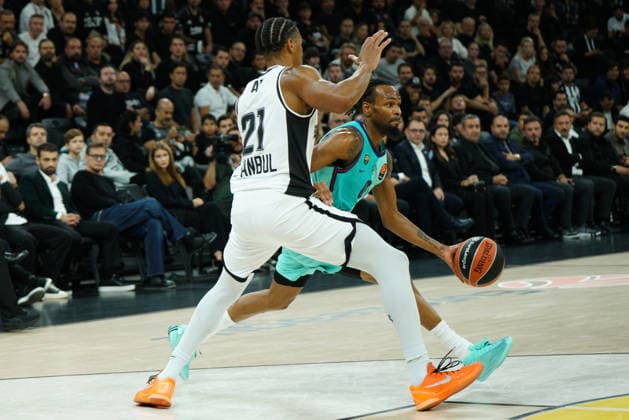 October 2, 2026, Zeytinburnu, Istanbul, Turkey: KEVIN PUNTER (R) of Barcelona in action against ANTHONY BROWN (L) of Besiktas during the EuroLeague Basketball match between Besiktas vs Barcelona in Istanbul, Turkey on October 2,Ã‚ 2026. EuroLeague Basketball - Besiktas VsÃ‚ Barcelona  - ZUMAu194 20261002_zip_u194_012 Copyright: xTolgaxUluturkx