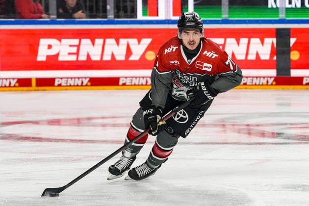 Ice Hockey: DEL Matchday 5—Cologne Sharks vs. EHC Red Bull Munich on October 2, 2026, at the Lanxess Arena in Cologne. Brady Ferguson (Munich), on the left, Ryan Macinnis (Cologne); on the right. In accordance with the regulations of the DEL (German Ice Hockey League), the publication and further use of the footage in electronic media and on devices of any kind during the game is not permitted. xDMx