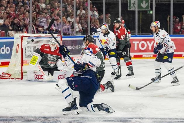 Ice Hockey: Penny DEL, Matchday 5—Cologne Sharks vs. EHC Red Bull Munich on October 2, 2026, at the Lanxess Arena in Cologne. Lucas Thaler of Munich, scores the goal to tie the game at 1–1. In accordance with the regulations of the DEL (German Ice Hockey League), the publication and further use of the footage in electronic media and on devices of any kind during the game is not permitted. xDMx