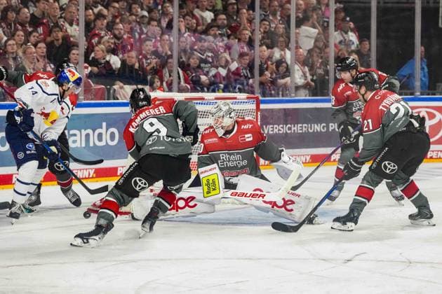 Ice Hockey: Penny DEL, Matchday 5—Kölner Haie vs. EHC Red Bull Munich on October 2, 2026, at the Lanxess Arena in Cologne. Heavy traffic in front of Janne Juvonen (Cologne), center: According to the guidelines of the DEL (German Ice Hockey League), the publication and reuse of footage in electronic media and on devices of any kind during the game is not permitted xDMx
