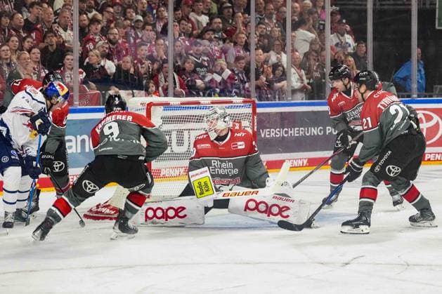 Ice Hockey: Penny DEL, Matchday 5—Kölner Haie vs. EHC Red Bull Munich on October 2, 2026, at the Lanxess Arena in Cologne. Heavy traffic in front of Janne Juvonen (Cologne), center: According to the guidelines of the DEL (German Ice Hockey League), the publication and reuse of footage in electronic media and on devices of any kind during the game is not permitted xDMx