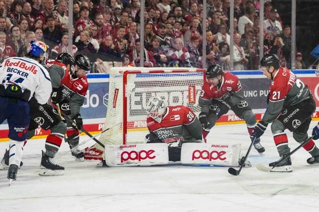 Ice Hockey: Penny DEL, Matchday 5—Kölner Haie vs. EHC Red Bull Munich on October 2, 2026, at the Lanxess Arena in Cologne. Heavy traffic in front of Janne Juvonen (Cologne), center: According to the guidelines of the DEL (German Ice Hockey League), the publication and reuse of footage in electronic media and on devices of any kind during the game is not permitted xDMx