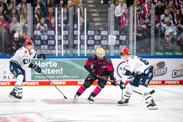 Alexander Karachun 47, Schwenninger Wild Wings, SWW Kyle Platzer 88, Schwenninger Wild Wings, SWW Evan Barratt 10, Nuremberg Ice Tigers, NIT, Nuremberg Ice Tigers vs. Schwenninger Wild Wings, Ice Hockey, Penny DEL, Matchday 5, October 2, 2026, Nuremberg Ice Tigers vs. Schwenninger Wild Wings, Ice Hockey, Penny DEL, Matchday 5, October 2, 2026 Copyright: xEibner-Pressefoto ThomasxHahnx EP_NIT
