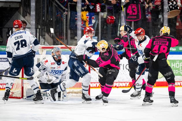 Alex Trivellato 53, Schwenninger Wild Wings (SWW), Jackson Cates 26, Nuremberg Ice Tigers (NIT), ahead of Joacim Eriksson 60, Schwenninger Wild Wings (SWW), Nuremberg Ice Tigers vs. Schwenninger Wild Wings, Ice Hockey, Penny DEL, Matchday 5, October 2, 2026, Nuremberg Ice Tigers vs. Schwenninger Wild Wings, Ice Hockey, Penny DEL, Matchday 5, October 2, 2026 Copyright: xEibner-Pressefoto ThomasxHahnx EP_NIT