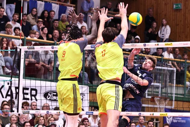 VOLLEYBALL - Coppa Pallavolo Senza Confini HARTBERG,AUSTRIA,02.OCT.26 - VOLLEYBALL - Coppa Pallavolo Senza Confini, VfB Friedrichshafen vs Verona Volley. Image shows Noumory Keita, Simone Anzani (Verona) and Pierre Toledo (Friedrichshafen).  GEPAxpictures xChrisxBauer