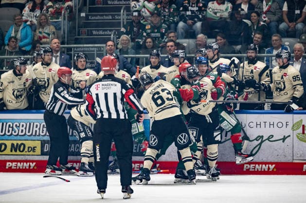 Disagreements between the two teams in front of the Wolfsburg bench, GER; Augsburger Panther vs. Grizzlys Wolfsburg, ice hockey, DEL, 2026–2027 season, Matchday 4, October 2, 2026. Photo: HMB Media, Heike Feiner Copyright: HMBxMedia HeikexFeiner