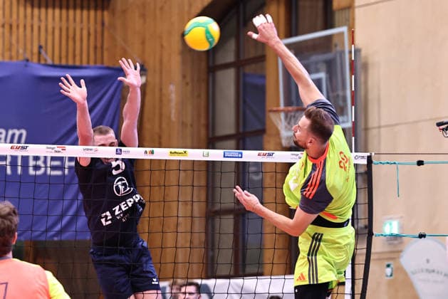 VOLLEYBALL - Coppa Pallavolo Senza Confini HARTBERG,AUSTRIA,02.OCT.26 - VOLLEYBALL - Coppa Pallavolo Senza Confini, VfB Friedrichshafen vs Verona Volley. Image shows Sam Flowerday (Friedrichshafen) and Paul Buchegger (Verona).  GEPAxpictures xChrisxBauer