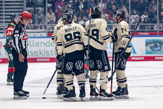 The Wolfsburg fans celebrate with Spencer Machacek of the Grizzlys Wolfsburg, 93, whose goal tied the game at 1–1 (GER), Augsburger Panther vs. Grizzlys Wolfsburg, ice hockey, DEL, 2026–2027 season, Matchday 4, October 2, 2026. Photo: HMB Media, Franz Feiner Copyright: HMBxMedia FranzxFeiner
