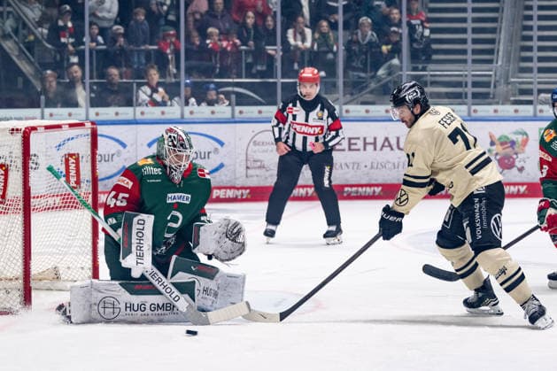 Justin Feser, Grizzlys Wolfsburg, 71, misses a shot against Tobias Ancicka, goaltender, Augsburger Panther, 45, GER, Augsburger Panther vs. Grizzlys Wolfsburg, ice hockey, DEL, 2026–2027 season, Matchday 4, October 2, 2026 Photo: HMB Media, Franz Feiner Copyright: HMBxMedia FranzxFeiner