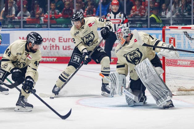 Madison Bowey, 22, of the Wolfsburg Grizzlys, and Dustin Strahlmeier, 1, of the Wolfsburg Grizzlys, with Julian Melchiori, 44, of the Wolfsburg Grizzlys, during the game between the Augsburger Panther and the Wolfsburg Grizzlys, men s ice hockey, DEL, 2026–2027, Matchday 5 on October 2, 2026, in Augsburg, Curt Frenzel Stadium, Bavaria, Germany
