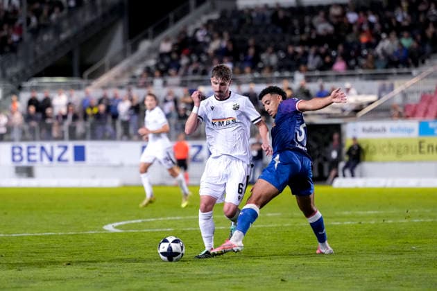 v li Niklas Tarnat SVS, 6, Nassim El Ouarti FCK, 33, tackle, game scene, duel, tackle, tackling, dynamics, action, foul, foul play, penalty kick resulting from a foul, October 2, 2026, Sandhausen, Germany, soccer, Regionalliga Southwest, SV Sandhausen 1 vs. FC Kaiserslautern II xozx