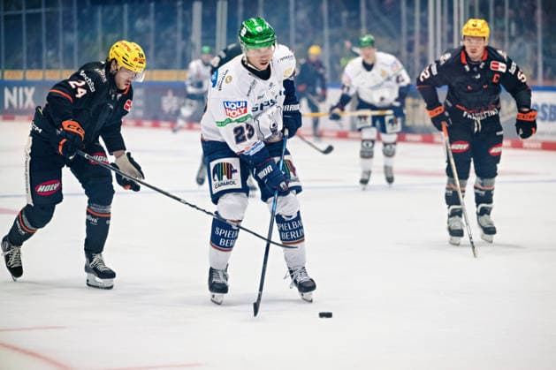 Philipp Bidoul, Loewen Frankfurt, 24; Rihards Griva, Eisbären Berlin, 23 (GER); Loewen Frankfurt vs. Eisbären Berlin, ice hockey, PENNY DEL, Matchday 5, 2026–2027 season, October 2, 2026 GER, Loewen Frankfurt vs. Eisbaeren Berlin, Ice Hockey, PENNY DEL, Matchday 5, 2026–2027 Season, October 2, 2026 Frankfurt am Main Copyright: xEibner-Pressefoto AttilaxZigax EP_AZA