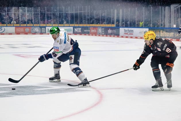 Frederik Tiffels, Eisbären Berlin, 95; Robin Van Calster, Löwen Frankfurt, 19 GER; Löwen Frankfurt vs. Eisbären Berlin, Ice Hockey, PENNY DEL, Matchday 5, 2026–2027 Season, October 2, 2026 GER, Loewen Frankfurt vs. Eisbaeren Berlin, Ice Hockey, PENNY DEL, Matchday 5, 2026–2027 Season, October 2, 2026 Frankfurt am Main Copyright: xEibner-Pressefoto AttilaxZigax EP_AZA