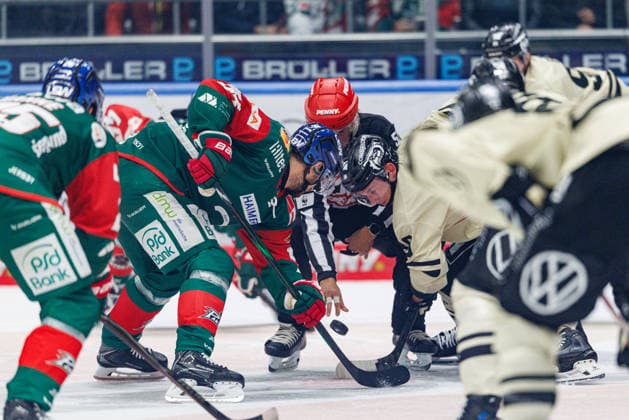 Felix Maegaard Scheel 54, Augsburger Panther, and Tyler Morley 86, Grizzlys Wolfsburg, during the game between the Augsburger Panther and the Grizzlys Wolfsburg, ice hockey, men s, DEL, 2026–2027, Matchday 5 on October 2, 2026, in Augsburg, Curt Frenzel Stadium, Bavaria, Germany