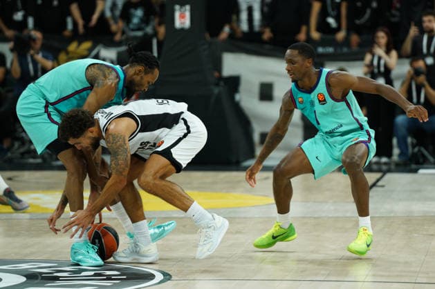 October 2, 2026, Zeytinburnu, Istanbul, Turkey: KEVIN PUNTER (L) and UMOJA GIBSON (R) of Barcelona in action against SCOTTIE WILBEKIN (C) of Besiktas during the EuroLeague Basketball match between Besiktas vs Barcelona in Istanbul, Turkey on October 2,Ã‚ 2026. EuroLeague Basketball - Besiktas VsÃ‚ Barcelona  - ZUMAu194 20261002_zip_u194_021 Copyright: xTolgaxUluturkx