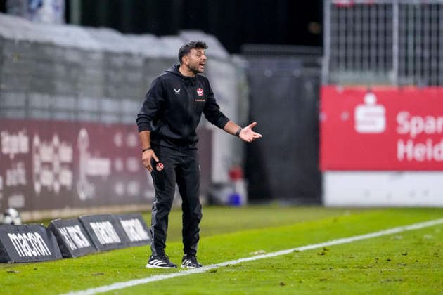 Eimen Baffoun, head coach of FCK II, gives instructions, gesturing with his arms; close-up, full-body shot, single frame, single photo, action, on the sidelines, at the sideline, October 2, 2026, Sandhausen, Germany, soccer, Regionalliga Südwest, SV Sandhausen vs. 1. FC Kaiserslautern II xozx