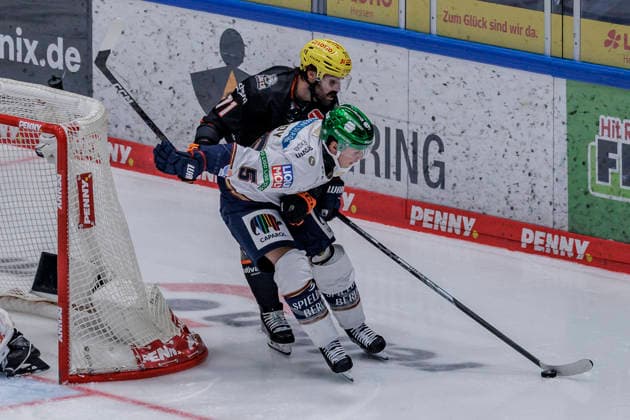 PENNY DEL Löwen Frankfurt vs. Eisbären Berlin, October 2, 2026: Linus Fröberg (Löwen Frankfurt, No. 71) and Jean Luc Foudy (Eisbären Berlin, No. 55) battle for the puck at Frankfurter Tor, Löwen Frankfurt vs. Eisbären Berlin, Frankfurt, NIX Ice Arena, October 2, 2026 Copyright: xBEAUTIFULxSPORTS Gawlikx