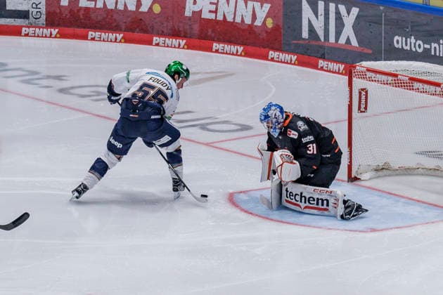 PENNY DEL Löwen Frankfurt vs. Eisbären Berlin, October 2, 2026 Jean Luc Foudy of Eisbären Berlin (55) tries to get past Adam Scheel of Löwen Frankfurt (31) but fails, Löwen Frankfurt vs. Eisbären Berlin, Frankfurt, NIX Ice Arena, October 2, 2026 Copyright: xBEAUTIFULxSPORTS Gawlikx