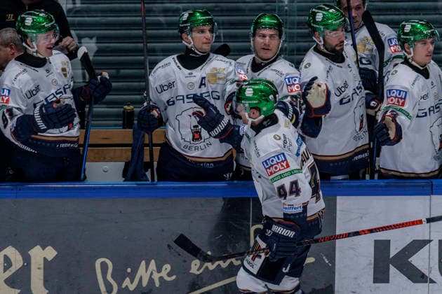 PENNY DEL Löwen Frankfurt vs. Eisbären Berlin, October 2, 2026: Brandon Davidson of Eisbären Berlin (No. 44) high-fives his teammate after scoring the goal that made it 0–1, Löwen Frankfurt vs. Eisbären Berlin, Frankfurt, NIX Ice Arena, October 2, 2026 Copyright: xBEAUTIFULxSPORTS Gawlikx