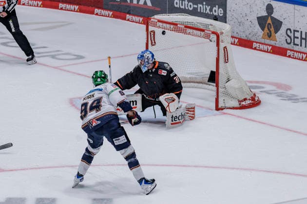 PENNY DEL Löwen Frankfurt vs. Eisbären Berlin, October 2, 2026 Liam Kirk of Eisbären Berlin (No. 94) scores the goal to make it 0–2, beating Adam Scheel (No. 31) of Löwen Frankfurt in the Frankfurt net, Löwen Frankfurt vs. Eisbären Berlin, Frankfurt, NIX Ice Arena, October 2, 2026 Copyright: xBEAUTIFULxSPORTS Gawlikx