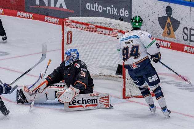 PENNY DEL Löwen Frankfurt vs. Eisbären Berlin, October 2, 2026 Liam Kirk of Eisbären Berlin (No. 94) scores the goal to make it 0–2, beating Adam Scheel (No. 31) of Löwen Frankfurt in the Frankfurt net, Löwen Frankfurt vs. Eisbären Berlin, Frankfurt, NIX Ice Arena, October 2, 2026 Copyright: xBEAUTIFULxSPORTS Gawlikx