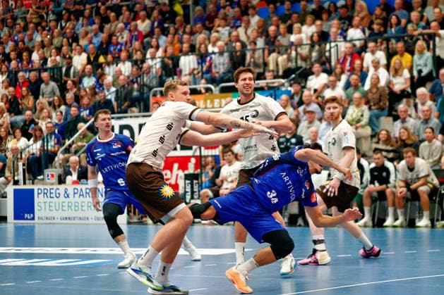 Lars Kooij, Bergischer HC, 15; Yonatan Dayan, HBW Balingen Weilstetten, 34; and Lars Kooij, Bergischer HC, 15, GER, HBW Balingen Weilstetten vs. Bergischer HC, Handball, Opel Handball Bundesliga, Matchday 7, 2026–2027 season, October 2, 2026, GER, HBW Balingen Weilstetten vs. Bergischer HC, Handball, Opel Handball Bundesliga, Matchday 7, 2026–2027 season, October 2, 2026, Balingen Copyright: xEibner-Pressefoto KirstenxJaegerx