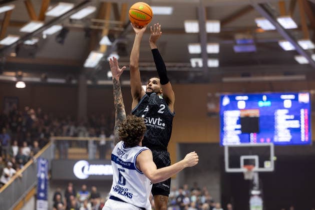 HAKRO Merlins Crailsheim vs. Tübingen Tigers, Men s, 2nd Bundesliga, Barmer 2 Basketball Bundesliga, Pro A, Matchday 2, 2026–2027 Season, October 2, 2026: Tim Smith of the Tigers Tübingen takes a jump shot against Booker Coplin of the HAKRO Merlins Crailsheim, 06