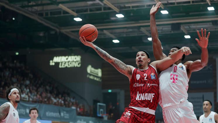 Pictured from left: Max Jones of the Würzburg Baskets, No. 2, making a layup against Marcus Foster of the Telekom Baskets Bonn, 02 10 2026, Fitness First Würzburg Baskets vs. Telekom Baskets Bonn, easyCredit BBL, Matchday 4, Germany, 97072, tectake Arena Würzburg, Copyright: HMBxMedia xJulienxBecker