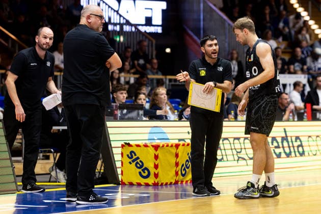HAKRO Merlins Crailsheim Tigers Tübingen, Men s, 2nd Bundesliga, Barmer 2 Basketball Bundesliga, Pro A, Matchday 2, 2026–2027 Season, October 2, 2026 Pablo Lopez Zapata, Tigers Tübingen, Assistant Coach, discusses with Simon Feneberg, Tigers Tübingen, on the sideline, 20
