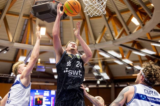 HAKRO Merlins Crailsheim vs. Tübingen, Men s, 2nd Bundesliga, Barmer 2 Basketball Bundesliga, Pro A, Matchday 2, 2026–2027 Season, October 2, 2026: Creighton Morisch of the Tübingen Tigers scored 24 points against Lucas Mayer of the HAKRO Merlins Crailsheim, while Booker Coplin of the HAKRO Merlins Crailsheim scored 6 points under the basket