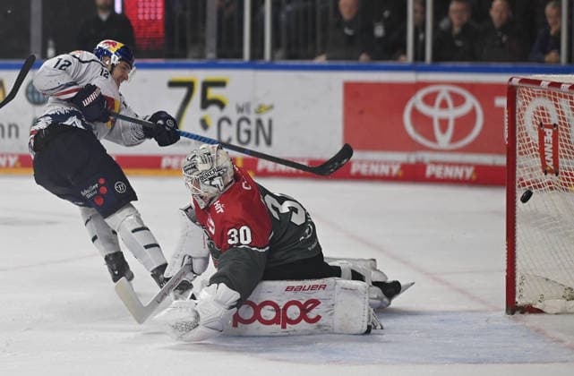 0210 2026, xophax, KEC, ice hockey, Haie Lanxess Arena: Kölner Haie vs. EHC Red Bull Munich; goal for Munich; goal scorer Brady Ferguson (left, Munich) and goalie Janne Juvonen Keck (right, Cologne)