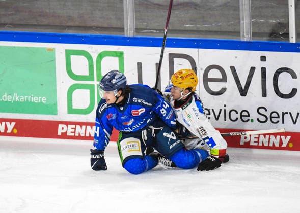 Straubing Tigers vs. Pinguins Bremerhaven, Ice Hockey, German Ice Hockey League, Penny DEL, Matchday 5, 2026–2027 Season, October 2, 2026: Jamieson Rees of the Straubing Tigers on the ice against Rayan Battahar of the Pinguins Bremerhaven, Men’s Ice Hockey, German Ice Hockey League, Penny DEL, Matchday 5, 2026–2027 Season on October 2, 2026, at the Eisstadion am Pulverturm, Straubing Tigers (blue) vs. Pinguins Bremerhaven (white)