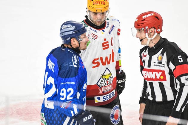 Straubing Tigers vs. Pinguins Bremerhaven, Ice Hockey, German Ice Hockey League, Penny DEL, Matchday 5, 2026–2027 Season, October 2, 2026: Marcel Brandt of the Straubing Tigers in conversation with referee Andre Schrader, Men’s Ice Hockey, German Ice Hockey League, Penny DEL, Matchday 5, 2026–2027 Season on October 2, 2026, at the Eisstadion am Pulverturm, Straubing Tigers (blue) vs. Pinguins Bremerhaven (white)