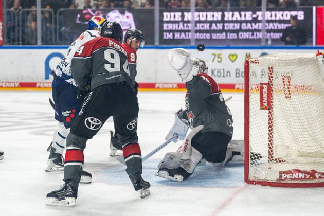 Janne Juvonen of the Cologne Sharks, 30, can t catch the puck. Cologne Sharks vs. EHC Red Bull Munich, ice hockey, Penny DEL, Matchday 5, 2026–2027 season, October 2, 2026, Cologne Sharks vs. EHC Red Bull Munich, Ice Hockey, Penny DEL, Matchday 5, 2026–2027 Season, October 2, 2026, Cologne Copyright: xEibner-Pressefoto ThomasxHaeslerx EP_THR