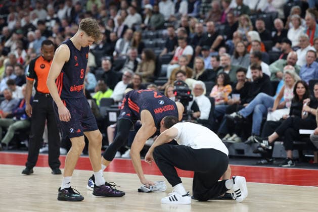 Johannes Voigtmann of FC Bayern Basketball, 07, wipes the floor dry after a cup was thrown from the stands, with Tobias Jensen of FC Bayern Basketball, 08, GER, FC Bayern Basketball vs. Partizan Mozzart Bet Belgrade, Basketball, EuroLeague, Matchday 3, 2026–2027 Season, October 2, 2026, GER, FC Bayern Basketball vs. Partizan Mozzart Bet Belgrade, Basketball, EuroLeague, Matchday 3, 2026–2027 season, October 2, 2026, Munich Copyright: xEibner-Pressefoto JennixMaulx EP_JML