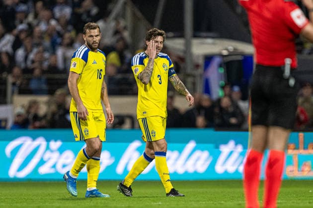 261002 Jesper Karlström and Victor Lindelöf look dejected during the Nations League soccer match between Bosnia and Herzegovina and Sweden on October 2, 2026 in Zenica. Photo by Ludvig Thunman. BILDBYRAN code LT LT0823 soccer football fotball Nations League UEFA Nations League Bosnia and Herzegovina Sweden Sweden A BBENG depp  Copyright: LUDVIGxTHUNMAN BB261002LT118