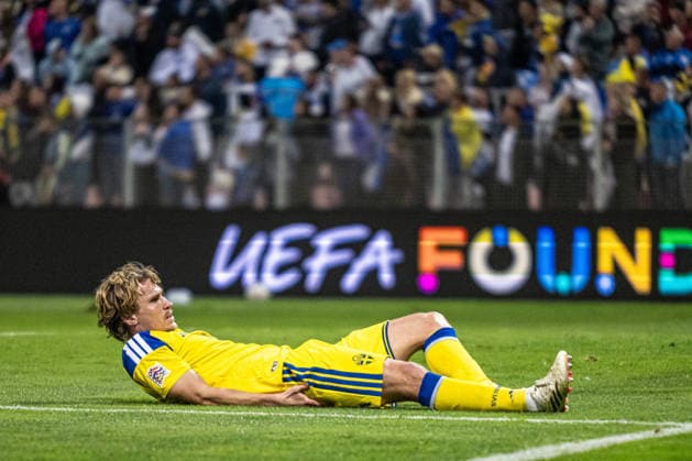 261002 Carl Starfelt of Sweden in pain during the Nations League soccer match between Bosnia and Herzegovina and Sweden on October 2, 2026 in Zenica. Photo by Ludvig Thunman, BILDBYRAN, code LT LT0823: soccer, football, fotball, Nations League, UEFA Nations League, Bosnia and Herzegovina, Sweden, Sweden A, BBENG, Depp Copyright: LUDVIGxTHUNMAN BB261002LT123